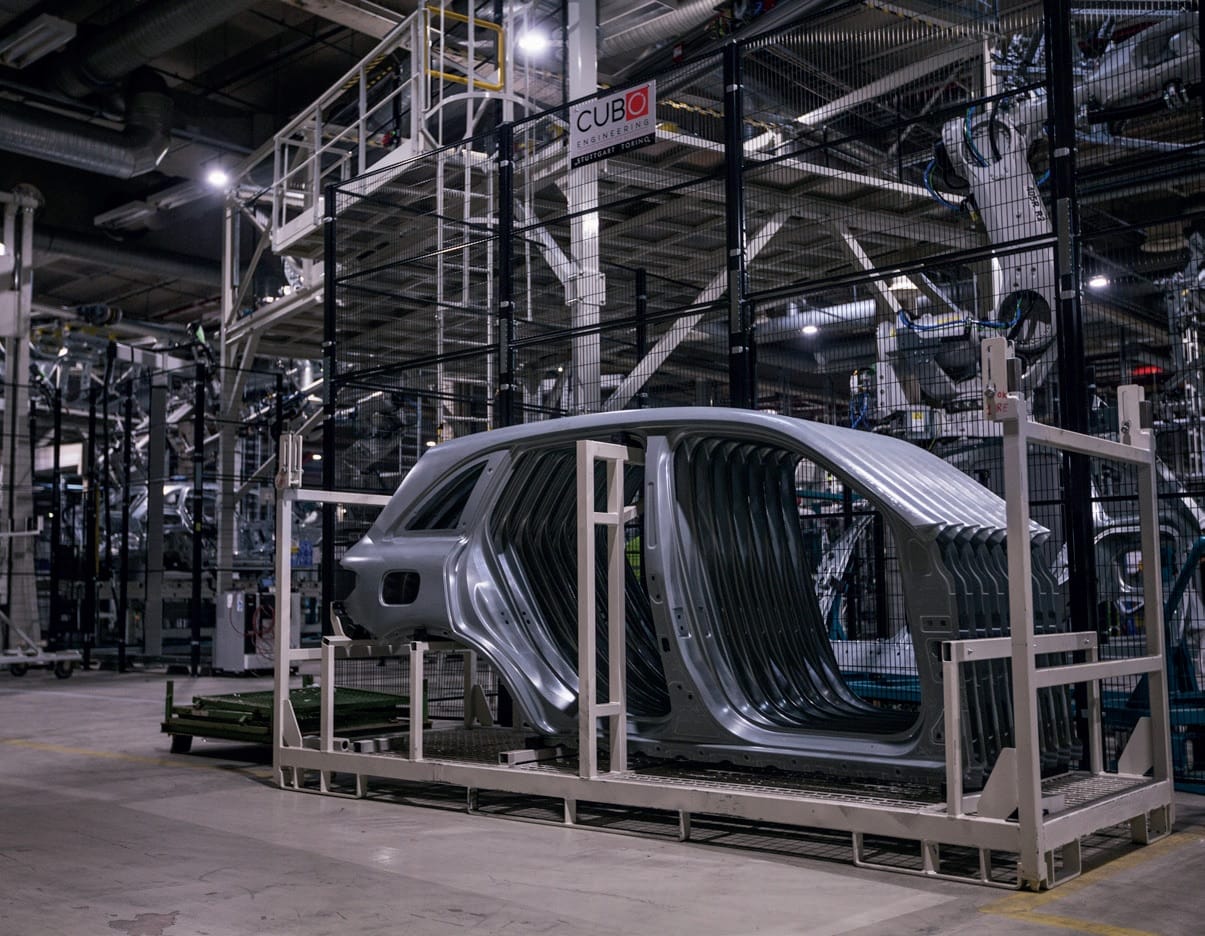 Mercedes-Benzin GLC-mallin valmistus on edellyttänyt tehtaalta jättimäisiä panostuksia. GLC:n korinosien hitsausta varten hankittiin yli 300 teollisuusrobottia.