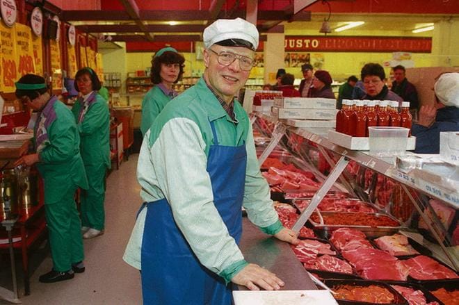 Maakunnan kuulu lihatiski oli kauppias Aarne Lehtisen silmäterä läpi vuosikymmenten. Tutuksi on tultu tiskin molemmin puolin. Arkistokuva on vuodelta 1998, jolloin takana oli jo 30 vuotta kauppiasuraa.