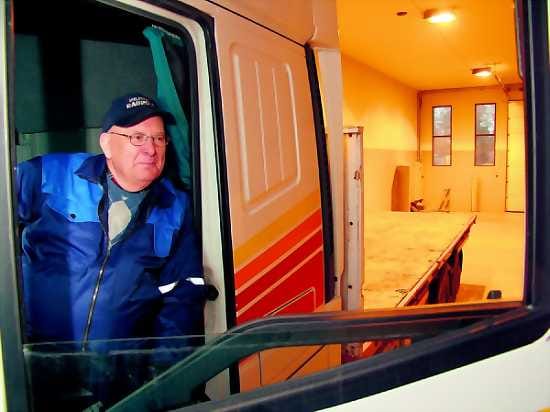 Tuttu konttori. Matti Rahkola on huolestunut kuskien ikääntymisestä ja kuljettaja-ammatin julkisesta kuvasta.