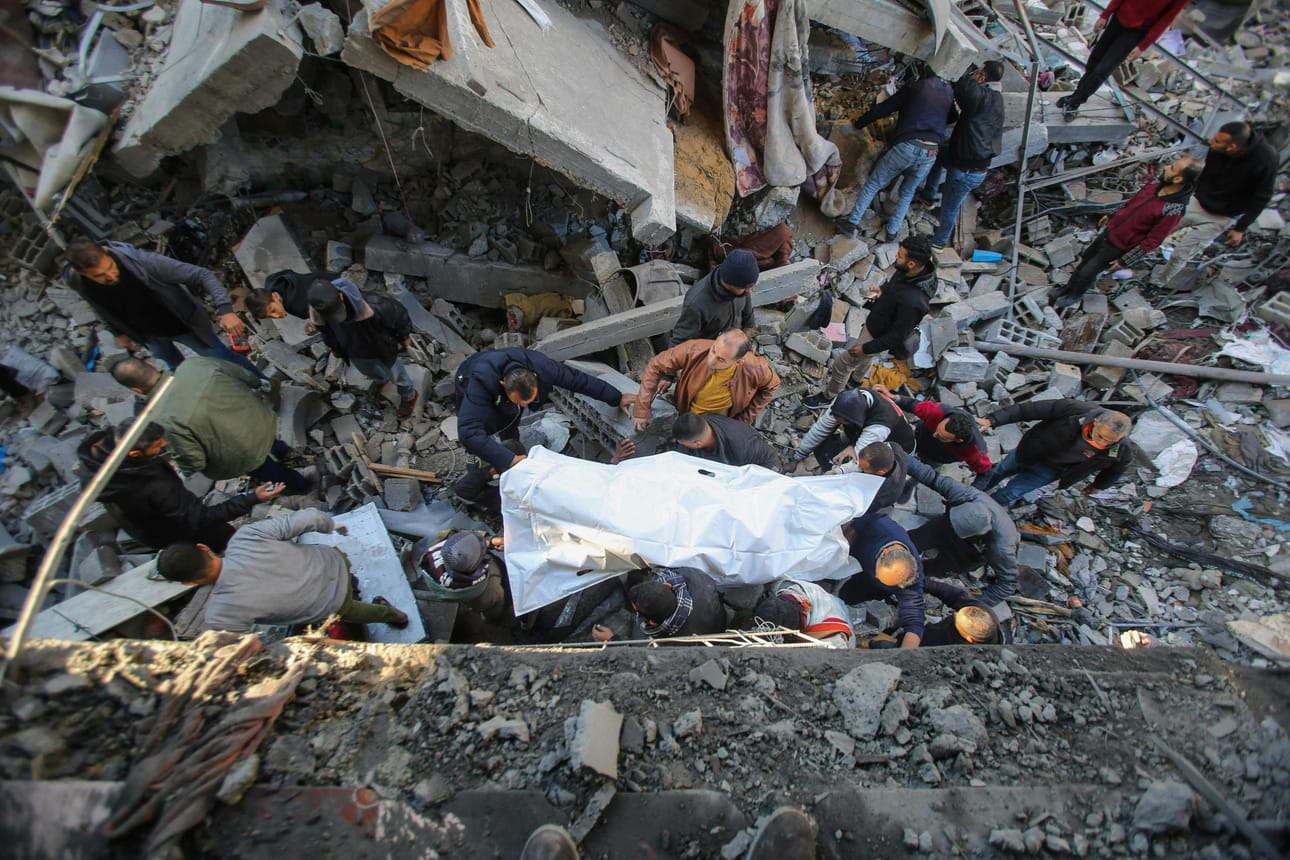 Israel on jatkanut Gazan pommittamista samalla, kun Egypti, Qatar ja Yhdysvallat pyrkivät saamaan alueelle aikaan tulitaukoa. Keskiviikkona ihmiset etsivät raunioista Bureijin pakolaisleirille tehdyn iskun uhreja. LEHTIKUVA/AFP