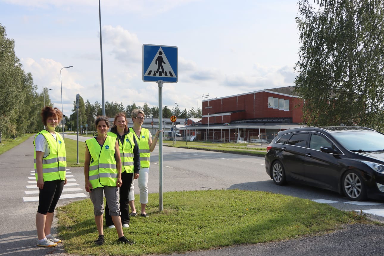 Noora Suvanto, Riikka Niemistö, Ilona Hannuksela ja Päivi Vallin ovat osa vapaaehtoisten joukkoa, joka turvaa koulutietä tiistaina 11.8. koulujen alkaessa Jurvassa.