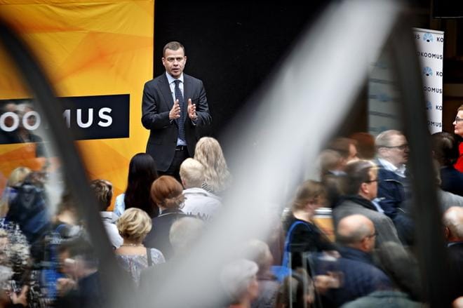Kokoomuksen puheenjohtaja Petteri Orpo puhui kauppakeskuksessa ennen puoluevaltuuston kokousta Seinäjoella. KUVAT: TOMI KOSONEN