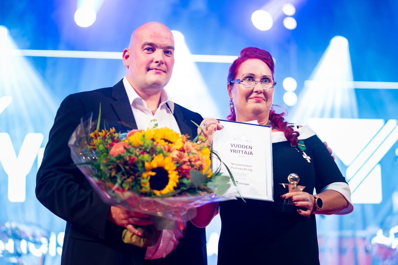 Nevalanmäen Perhekodit Oy palkittiin vuonna 2019 Pohjois-Pohjanmaan yrittäjäpalkinnolla. Palkintoa olivat vastaanottamassa Tiina Eriksson sekä yrityksen nykyinen toimitusjohtaja Jussi Leinonen.