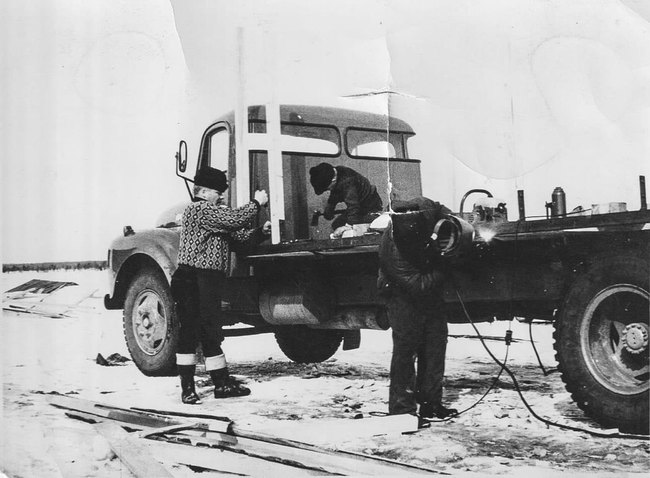 Niilo Koski ja Sulo Lehto rakentamassa uuden Volvo N84 uutta lavaa tonkkien kuljetusta varten.