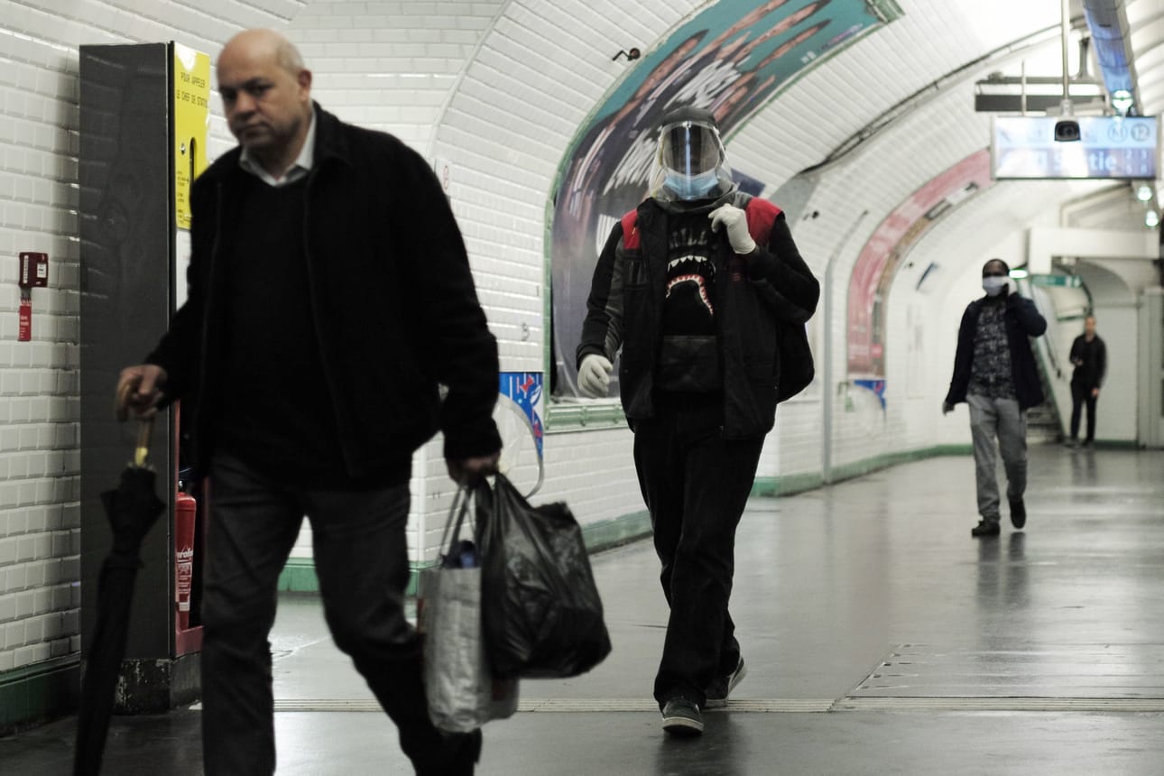 Pariisin metrossa osa kulki suojavarusteissa maanantaina.