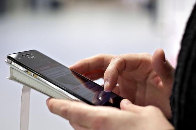Suomessa on reilut 300 000 ikäihmistä, joiden digitaidot eivät riitä hoitamaan välttämättömiä arjen asioita sähköisesti.