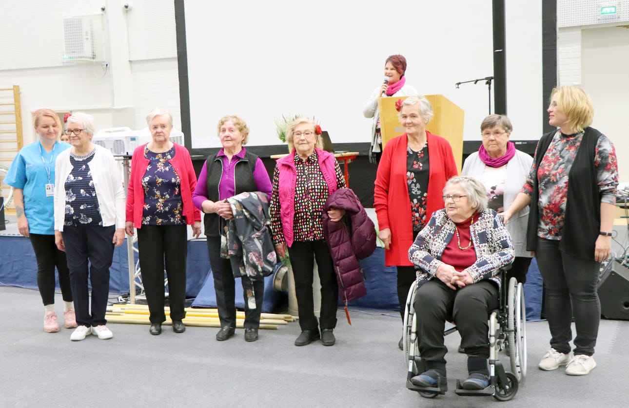 Muotinäytös sai suuren suosion, siinä malleina oli päivätoiminnan ikäihmisiä.