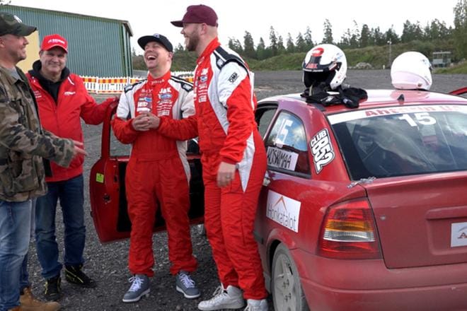 Kevät nostaa usein autokuumetta. Autohullut on uusi kotimainen sarja, jossa testataan autojen myyntipuheiden paikkansapitävyyttä. KUVA: Kutonen