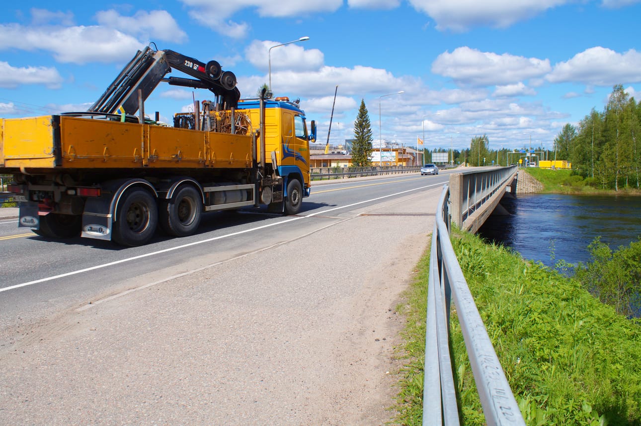 Iijoen ylittävä Kuusamontien silta on vuonna 1974 valmistunut betonirakenteinen kotelopalkkisilta.