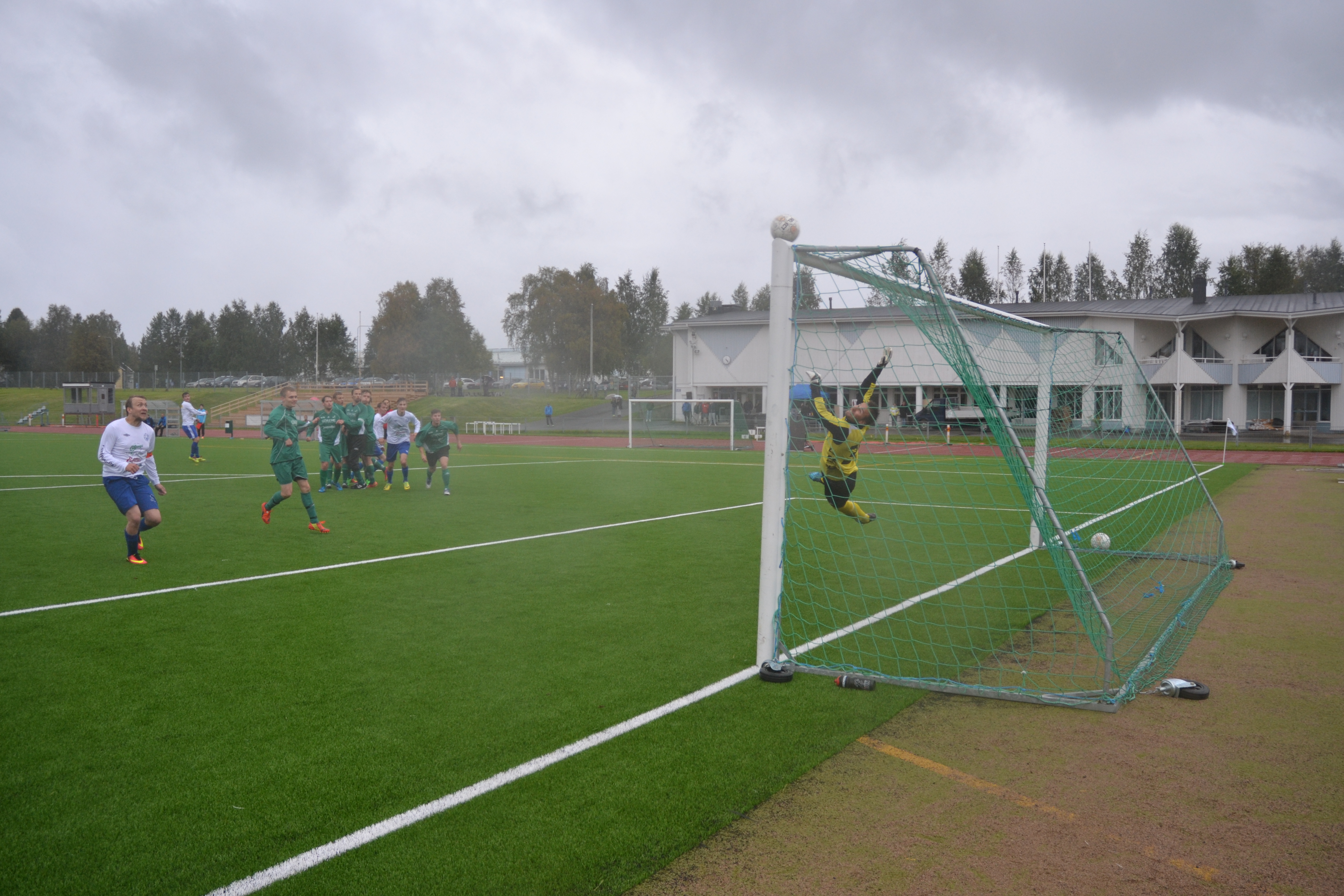 OuRen maalivahti Olli Lappalainen venytti Riku Pätsin vapaapotkun tielle.