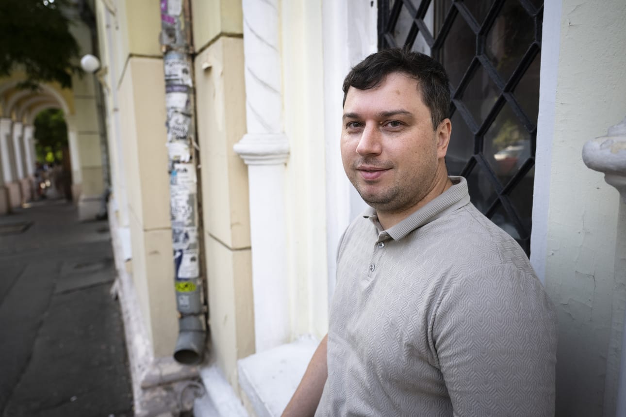Lentotekniikan tohtori Bohdan Dolintse kertoo, että Ukraina kehittää yhä tarkempia drooneja.
