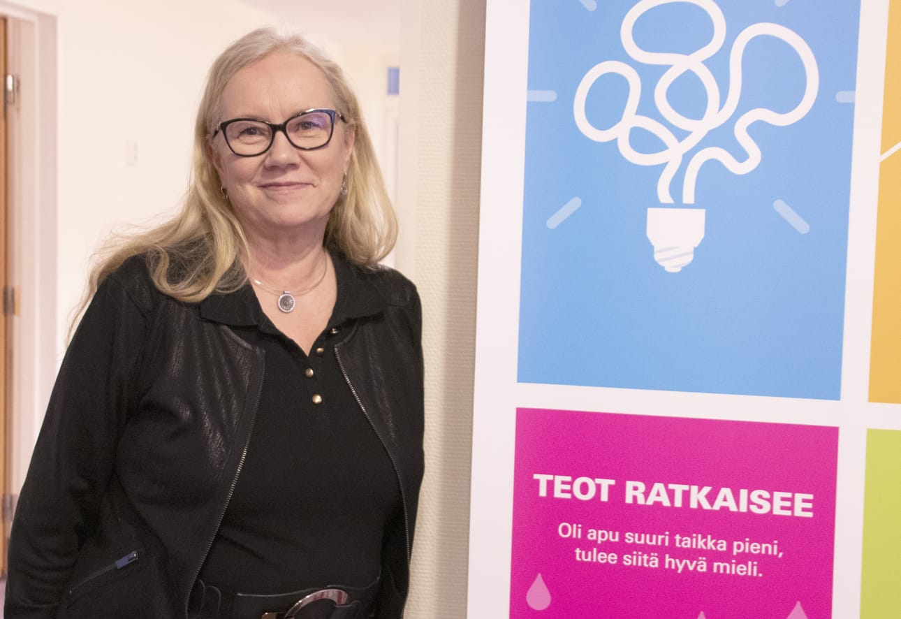 Siikalatvan kunnan vt. kunnanjohtaja Seija Mäenpää muistuttaa kunnan arvoja kuvaavan taulun äärellä, että teot ratkaisevat. Siikalatvalla eletään rohkeasti kokeilukulttuuria.