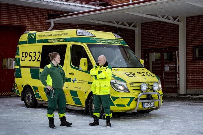 Ensihoitajat Tommi Iso-Heiniemi (vas.) ja Rami Marttila lähtevät ajoon kelillä kuin kelillä. He kertovat, että ambulanssillakin joutuu ajamaan kelin ja tien kunnon mukaan, vaikka potilaan tila muuta vaatisikin. KUVAT: ERJA PEKKALA