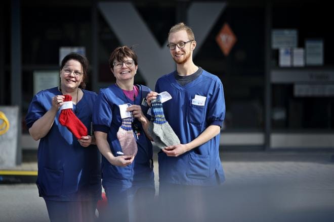 Seinäjoen keskussairaalassa työskentelevät sairaanhoitajat Tiina Kahila Kurikasta sekä Mirja Välimäki ja Olli Karhula Seinäjoelta ovat jo saaneet omat Kärkitaistelija-sukkansa. – Kiitos, kun muistatte meitä ja meidän työtämme! Tiina Kahila lausui kaikille sukkia neuloneille. Valtakunnalliseen hyväntekeväisyyskampanjaan voi osallistua ainakin koko kevään ajan. KUVA: TOMI KOSONEN