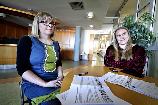 Sanomalehtien Liiton mediakasvatusasiantuntija Hanna Romppainen (vas.) ja Julkisen sanan neuvoston hanke- ja hallintosihteeri Inga-Maaret Aikioniemi toivat mediakasvatusoppeja maakunnan opettajille.