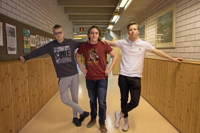 Morris Björni, Mathias Thjissen ja Matias Zilliacus tekivät nuorten yrittäjien parhaan messuständin valtakunnalliseen finaaliin. Poikien yritys valmistaa kynttilänjalkoja kierrätyspulloista. KUVA: AUNE WARONEN