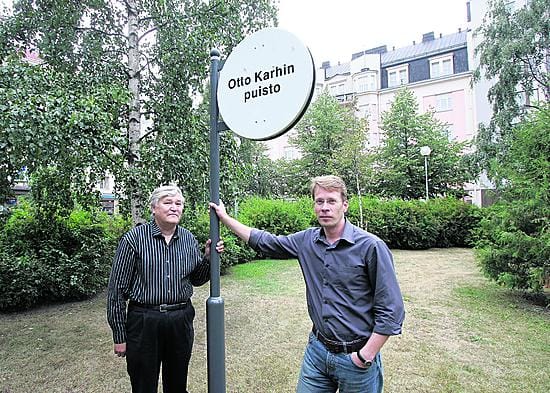 Jouko Naamanka (vas.) ja Olli Karhi arvelevat, että isoisän nimikkopuistossa voisi viivähtää pitempään, jos siellä olisi kahvila.