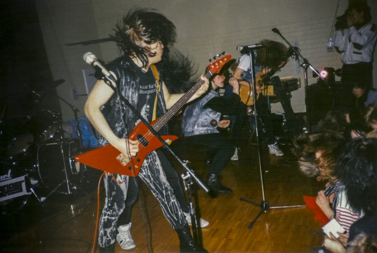 Metallikausi-näyttely sukeltaa metallimusiikkiin, 80-luvulla syntyneeseen globaalisti tunnettuun ja tunnustettuun marginaali-ilmiöön, joka elää menestyksekkäästi edelleen. Kuvassa Sacred Crucifixin tyyliä 28.2.1988 Kuusamon ammattikoulun liikuntasalissa – ajan henki välittyy vahvana.