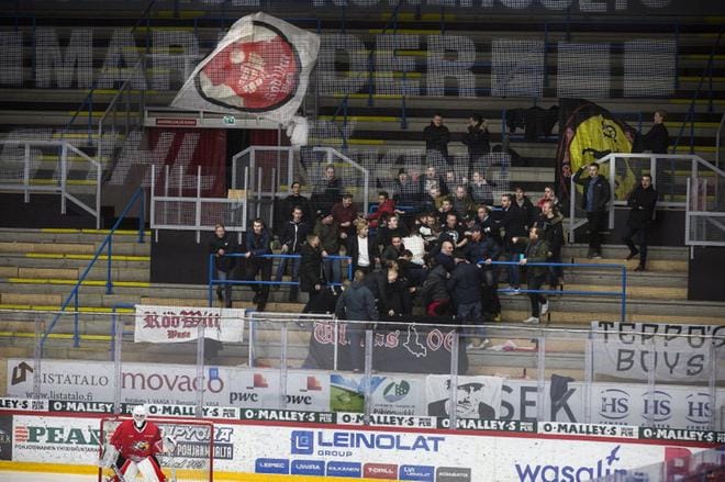 Sport-nuorten ottelussa oli tavallista äänekkäämpi tunnelma. KUVA: JARNO PELLINEN