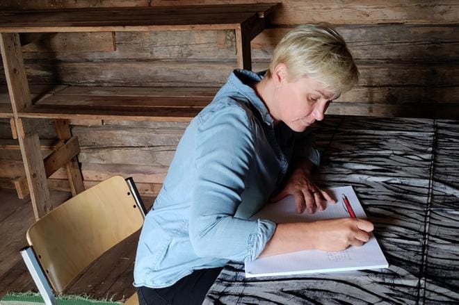 Kulttuuriyhdistys Karikon puheenjohtaja Katja Kujala kirjoitti alun Kirjailijakammion jatkokertomukseen, jota kävijät pääsevät jatkamaan. KUVA: TUIJA AHOLA