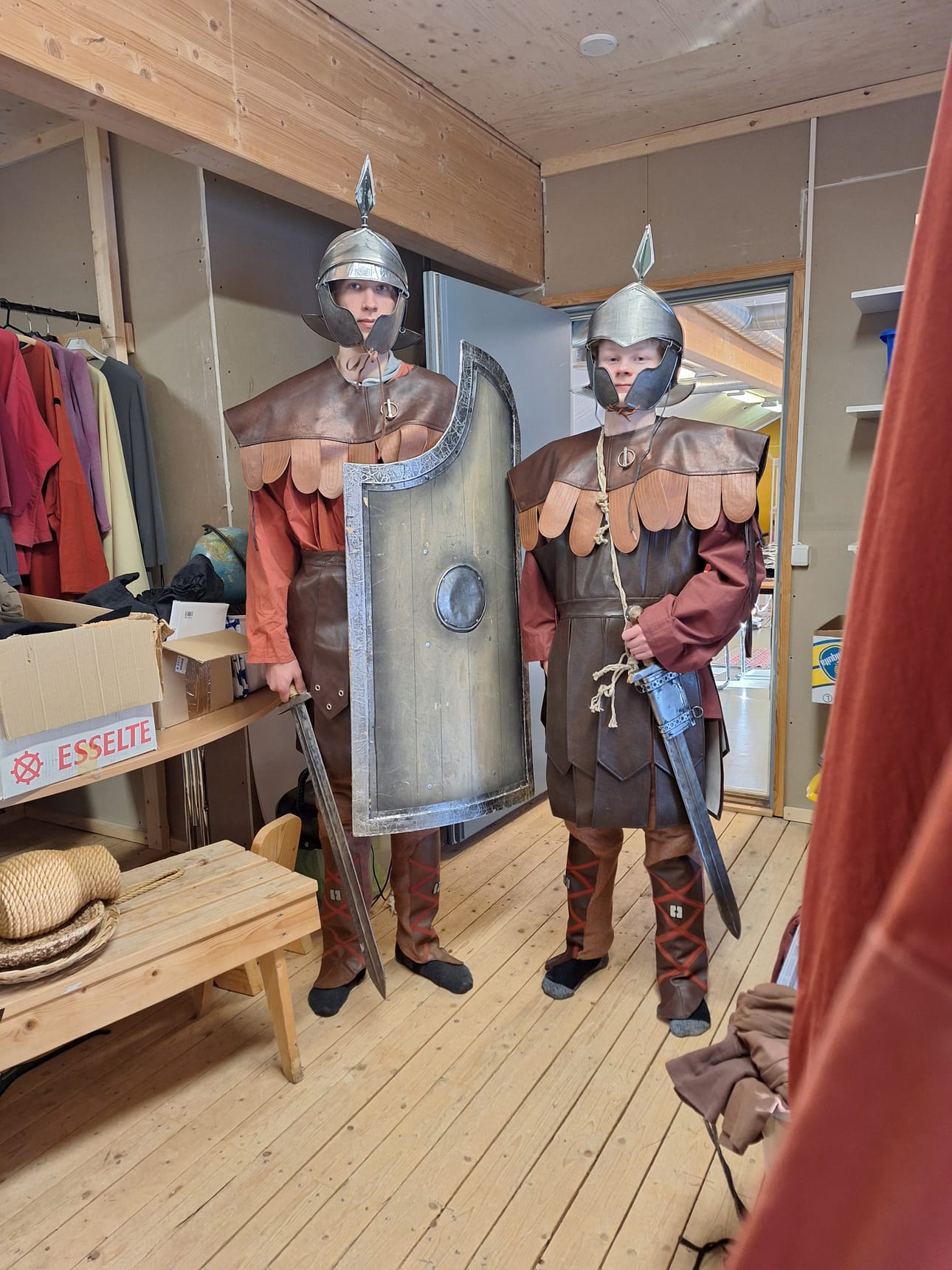 Kulttuuri kuuluu kaikille ikään katsomatta. Elämme siinä, halusimme tai emme. Liminkalaisia osallistuu kulttuuripääkaupunkivuoden tapahtumiin Oulussa ja Limingassa. Aapo Halonen ja Miro Korkala ovat pukeutuneet roomalaisen sotilaan asuihin. Sotilaat kuuluvat osaksi pääsiäisajan tapahtumasarjaa.