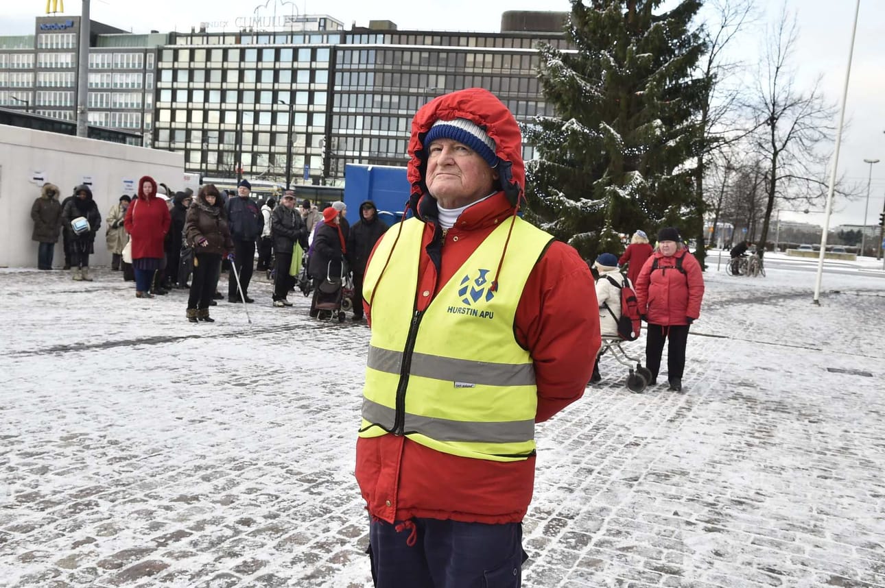 Vapaaehtoinen Tapio Laurila on jakanut ruokakasseja vapaaehtoisena jo 20 vuotta.