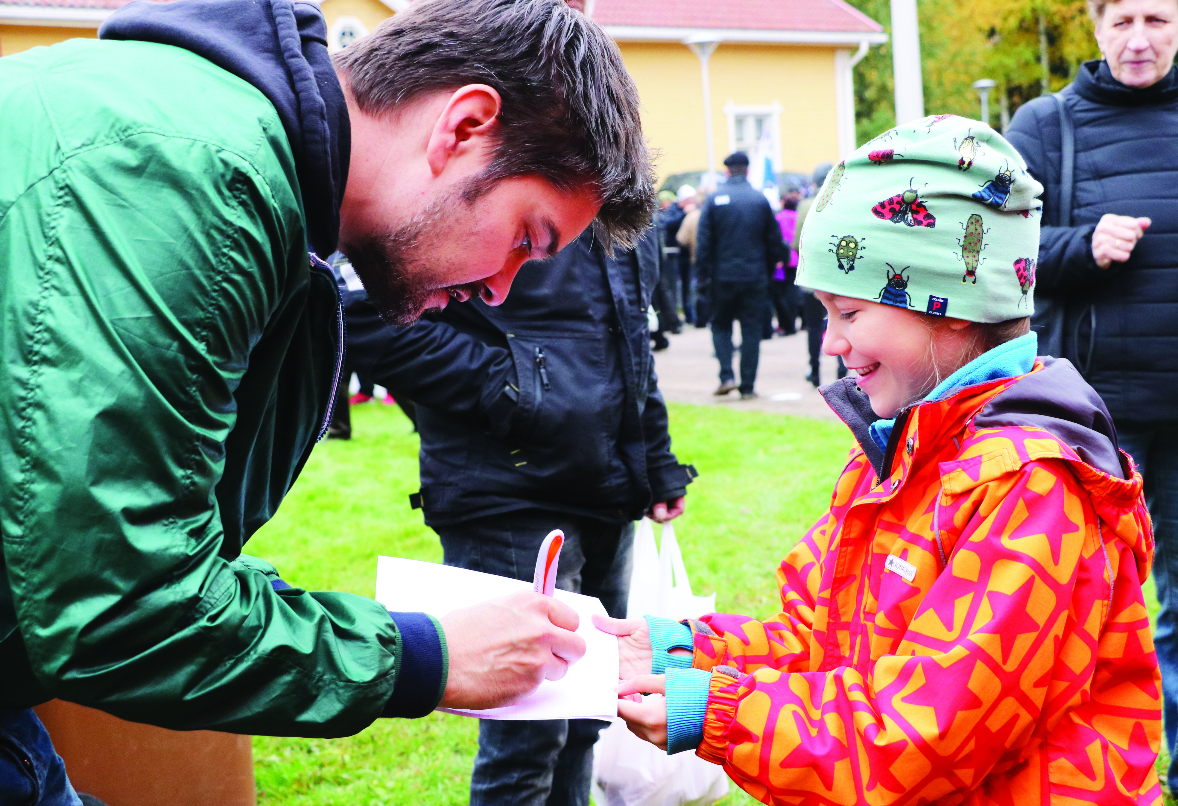 Seitsenvuotias Elli Takkinen ilahtui kun sai nimmarin Henri Alénilta ja Tommi Tuomiselta.