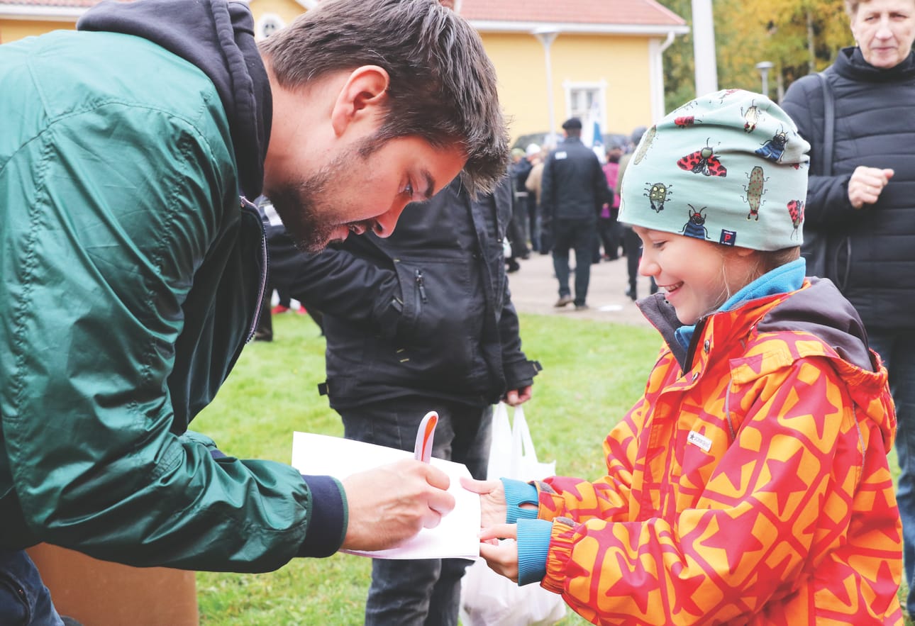 Seitsenvuotias Elli Takkinen ilahtui kun sai nimmarin Henri Alénilta ja Tommi Tuomiselta.