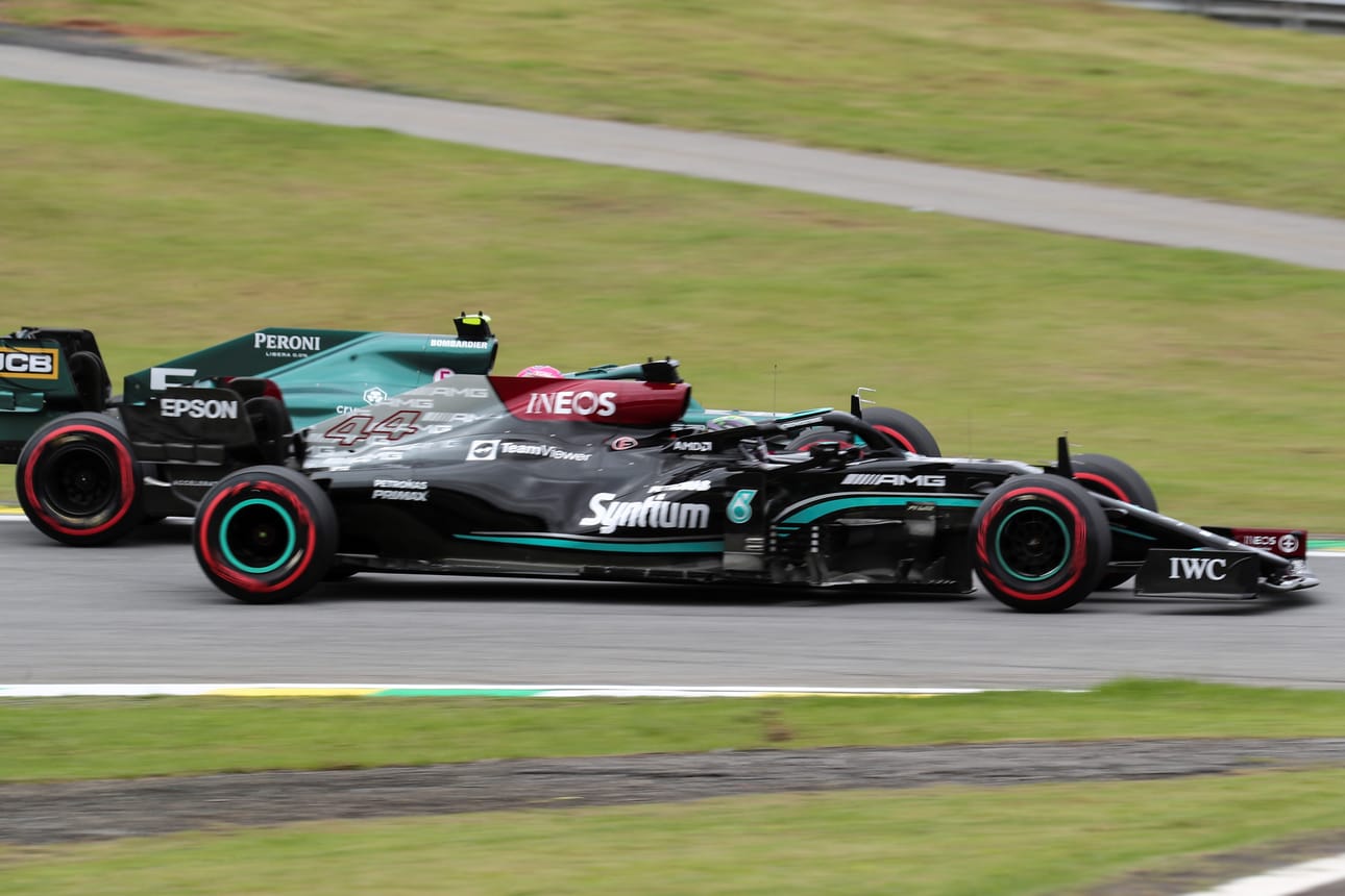 Lewis Hamilton nappasi paalupaikan lauantain sprinttikisaan.