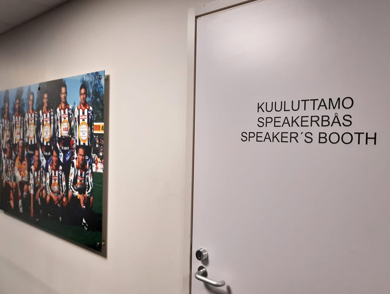 Kuuluttamo sijaitsee Lemonsoft-stadionin VIP-kerroksessa. Viereisissä kopeissa on turvavalvomo ja Ruutu+ -kanavan selostaja.