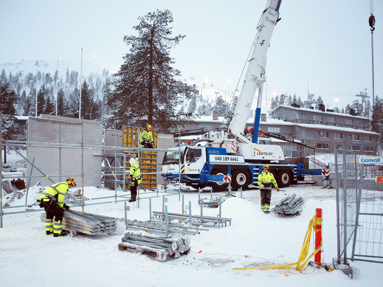 Pyhätunturilla rakennustöitä tehdään aivan hotellin vieressä, jotta kulmassa sijaitsevalle myymälälle saadaan lisää tilaa uudisrakennuksen valmistuessa.