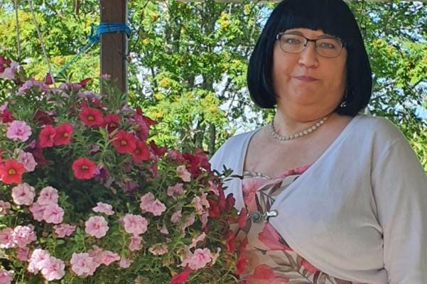 Päivi Yli-Mannila kertoo sairastaneensa kahta eri syöpää jo toistakymmentä vuotta, mutta katsoo toiveikkaana tulevaisuuteen ja saa voimaa ystävistä. KUVAT: MARITA YLI-MANNILA