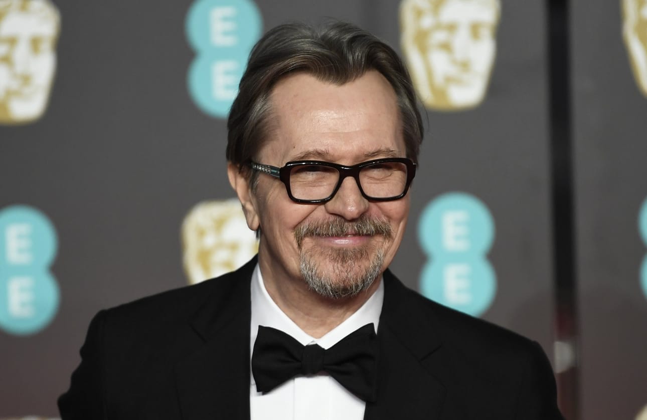 British actor Gary Oldman sai parhaan miespääosan palkinnon elokuvasta Synkin hetki.