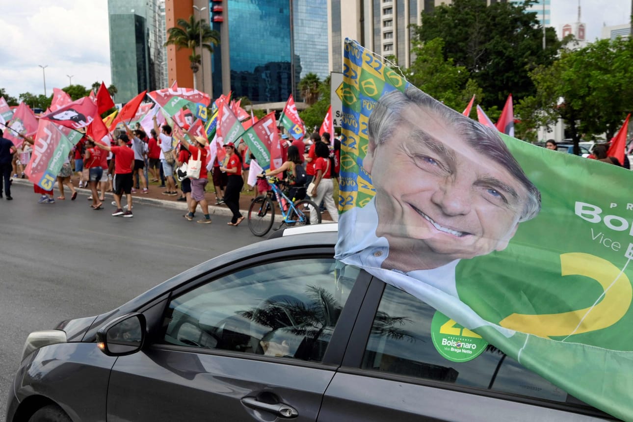 Presidentinvaalien toisen kierroksen kampanjoinnin aikana Brasilian politiikan asiakysymykset – kuten Amazonin sademetsä ja talous – ovat saaneet jäädä sivuun henkilöön menevien hyökkäysten tieltä. LEHTIKUVA/AFP
