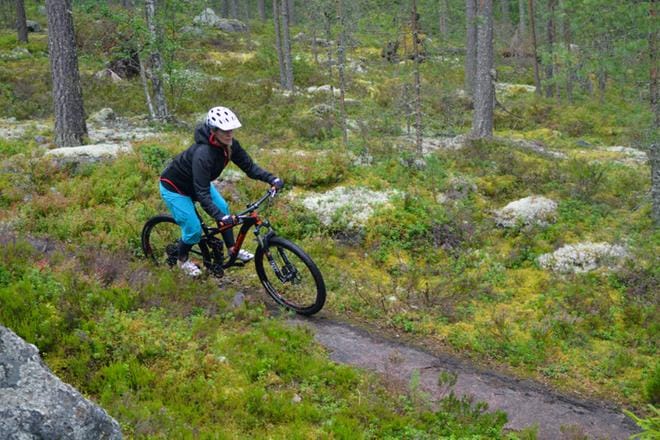 Anniina Oksanen kokeili maastopyöräilyä ensimmäisen kerran tasoonsa nähden liian vaikealla reitillä. Haastavuudesta huolimatta Oksanen ihastui lajiin. Kuva: Jukka Mäennenä