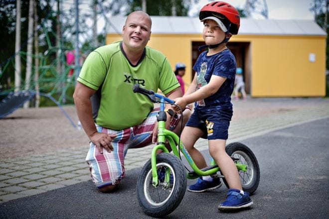 Päiväkoti Taikassa 5-vuotias Vertti Pakanen osaa tehdä jo temppuja potkupyörällä. Varhaiskasvatuksen hoitaja Pasi Vavuli suosii kyseisiä menopelejä lapsen oppimisen kannalta. KUVA: TOMI KOSONEN