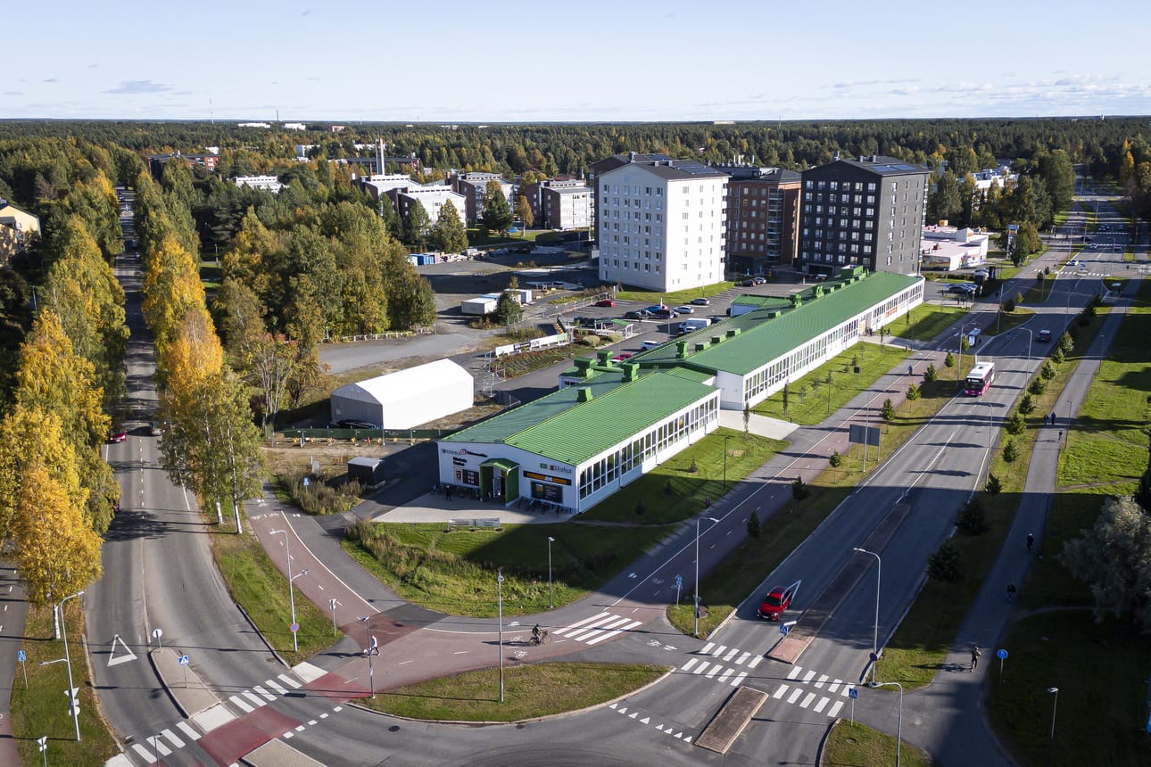 Karjasillan koulun alueen 11 kerrostalosta on valmistunut neljä. Viidettä voidaan alkaa rakentaa ensi keväänä. Etualan pitkä, vihreäkattoinen rakennus on osa uudelleen rakennettua koulurakennusta.
