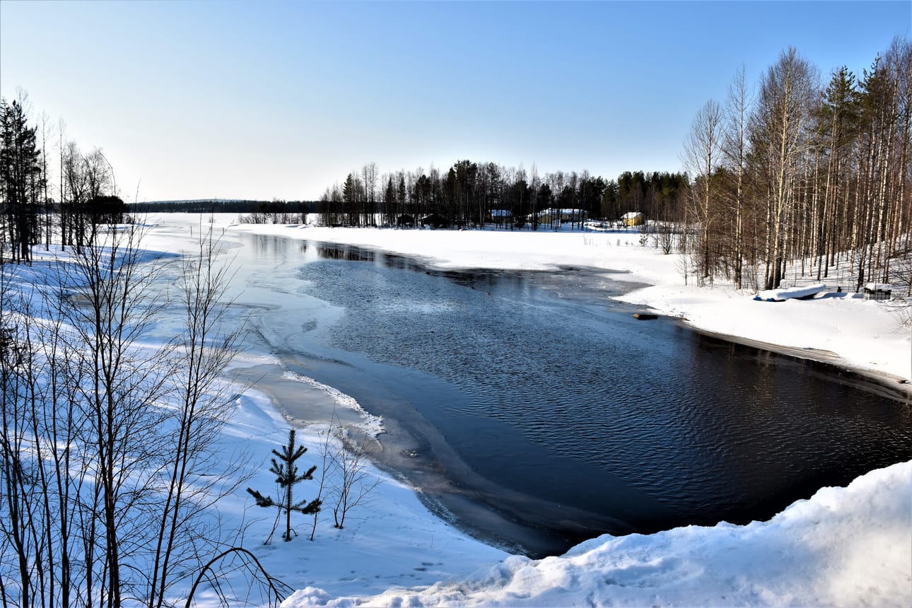 Aurinko näyttäytyy Koillismaalla myös viikonloppuna, mutta lämpötilat ovat silloin huomattavasti kylmempiä. Arkistokuvassa Posion Ahvensalmi.
