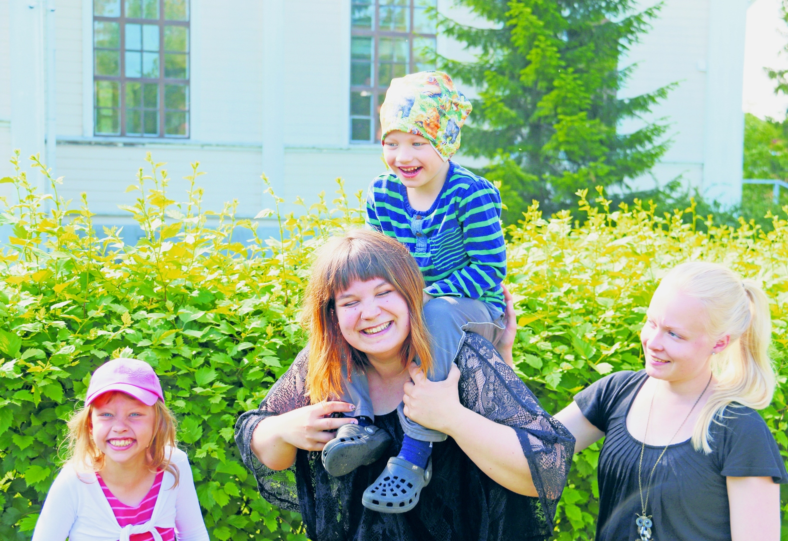 Kauppilan perheen lapset viihtyivät kirkkopiknikissä Meiju Kaakisen ja Sanna 

Hirsikorven seurassa.