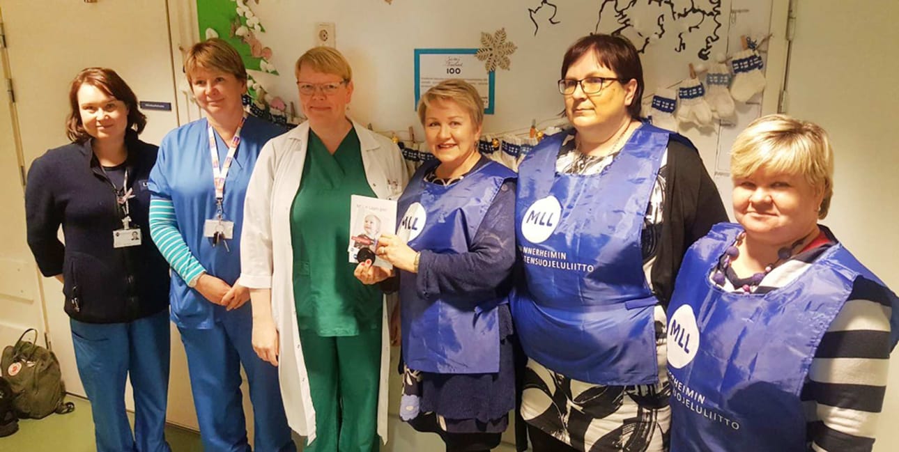 MLL:n edustajat luovuttivat Lapin keskussairalan naistenklinikalle mitaleja, jotka jaetaan joulukuussa syntyville vauvoille. lahjoitustilaisuudessa naistenklinikan ylilääkäri Katja Hämeenoja, apulaisosastonhoitajat Sari Kartimo ja Riitta Pekkala yhdessä MLL:n edustajien Ulla Haarasen, Anne-Marie Haavikon sekä Arja Saarennon kanssa.