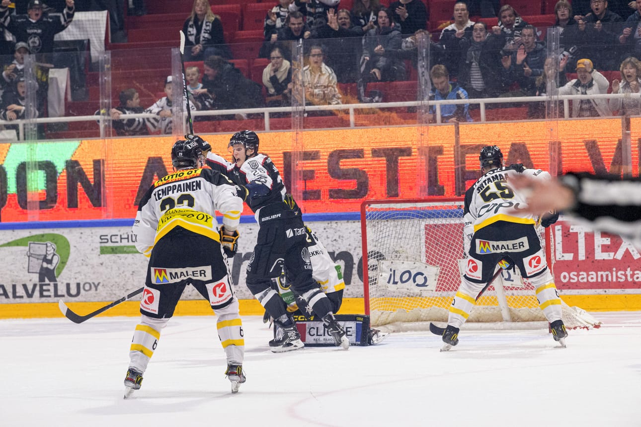 Kärppien alivoimapeli petti ratkaisevalla hetkellä. Joonas Kemppainen ja Atte Ohtamaa seurasivat katseillaan kiekon uppoamista verkkoon.
