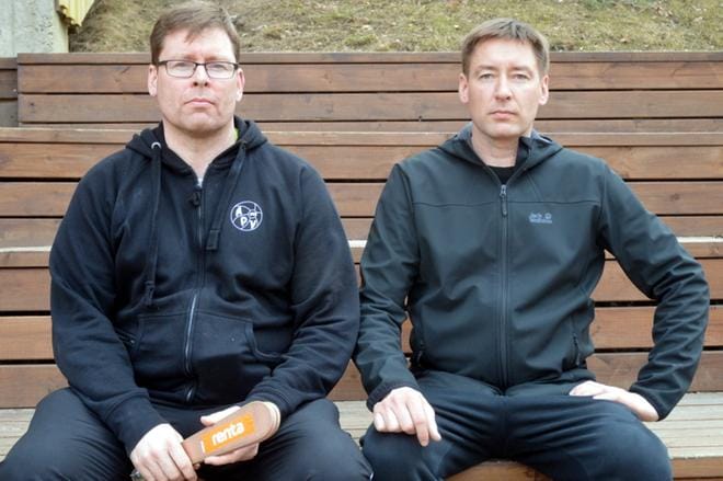 APV:n uutterat pesäpallomiehet suomensarjajoukkueen valmentaja Toni Juurakko ja pesäpallojaoston puheenjohtaja Tero Juurakko näkivät valoa kauden aikana peli- ja harjoittelumahdollisuuksien parantumiseen. KUVAT: KALEVI VIITA