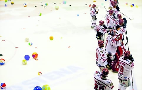 HIFK-pelaajien kausi päättyi pallosateeseen.