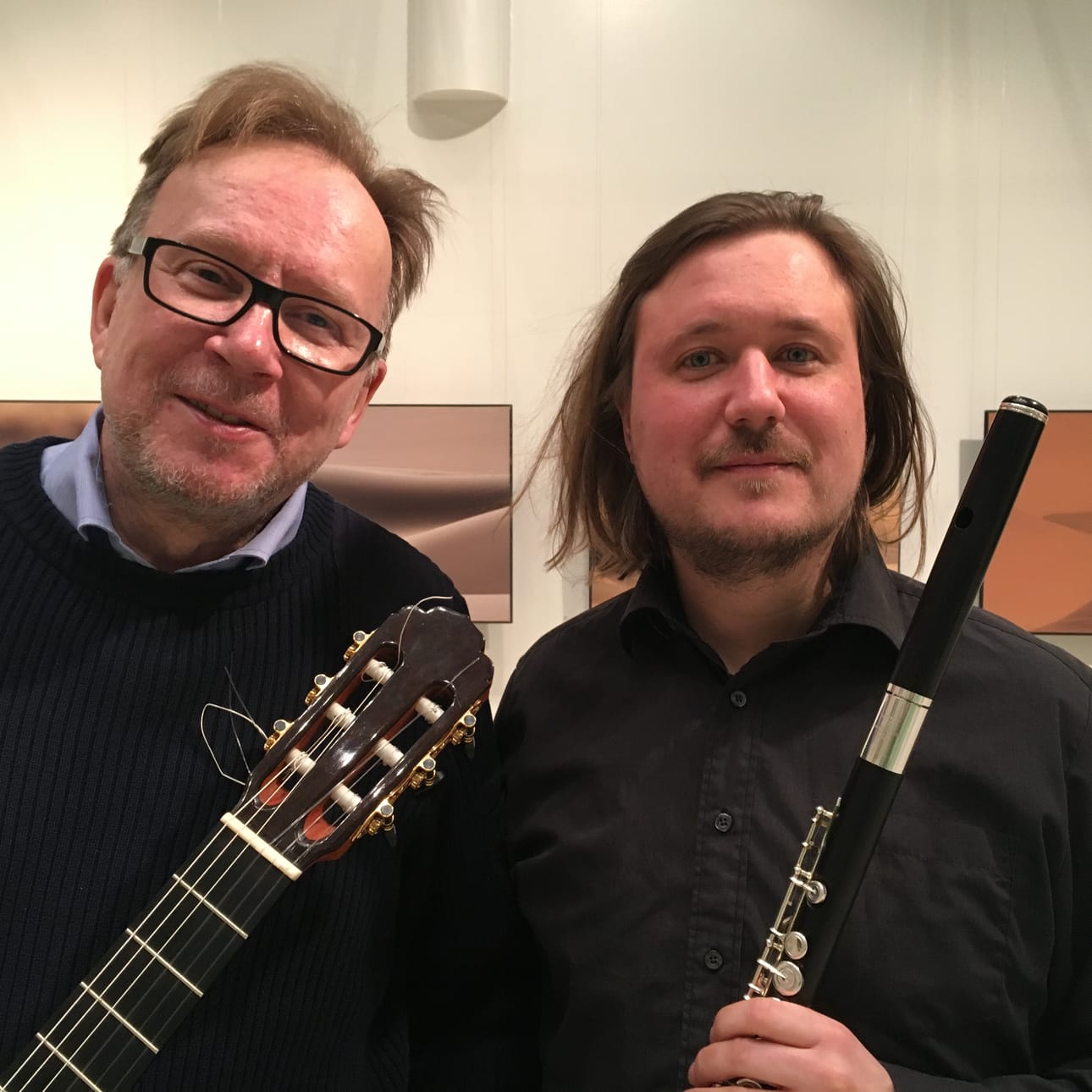 Teemu Huunonen, huilu ja Seppo Kallio, kitara kamarimusisoivat hyväntekeväisyyskonsertin merkeissä tiistaina Kuusamotalon Kaamosgalleriassa.