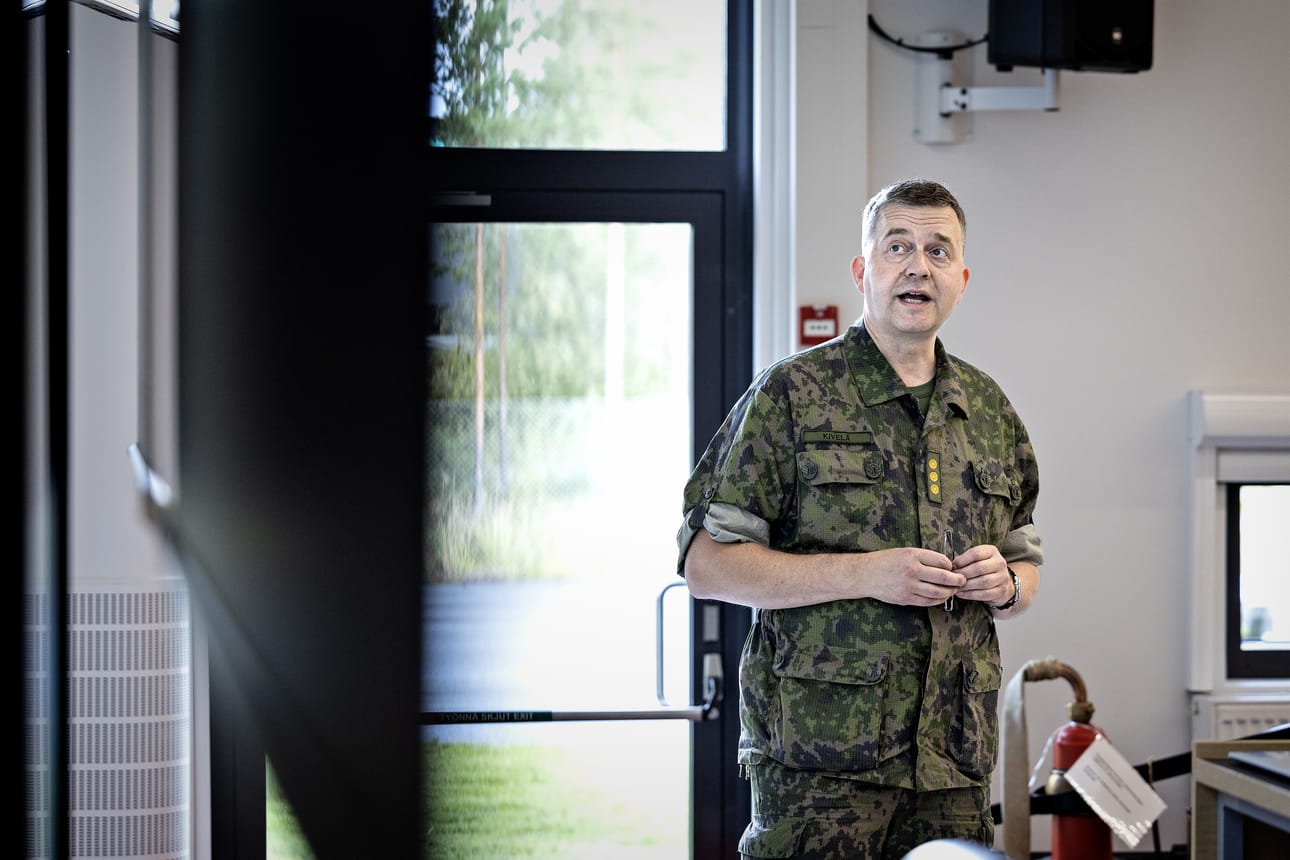Jääkäriprikaatin komentaja eversti Marko Kivelä pitää yhtenä tärkeänä toimena ryhmäytymisen edistämistä siinä, että varusmiespalvelusta ei keskeytetä.