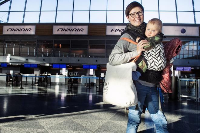 Rovaniemelle Leo-poikansa kanssa matkalla ollut Maija Laukka kertoo ymmärtävänsä Finnairin perusteet punnituksille. KUVA: KIMMO PENTTINEN