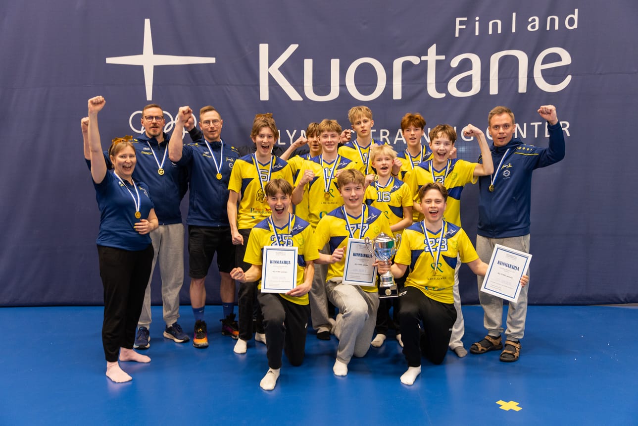 Kempeleen Lentopallon C-poikien joukkue juhli Suomen mestaruutta.
