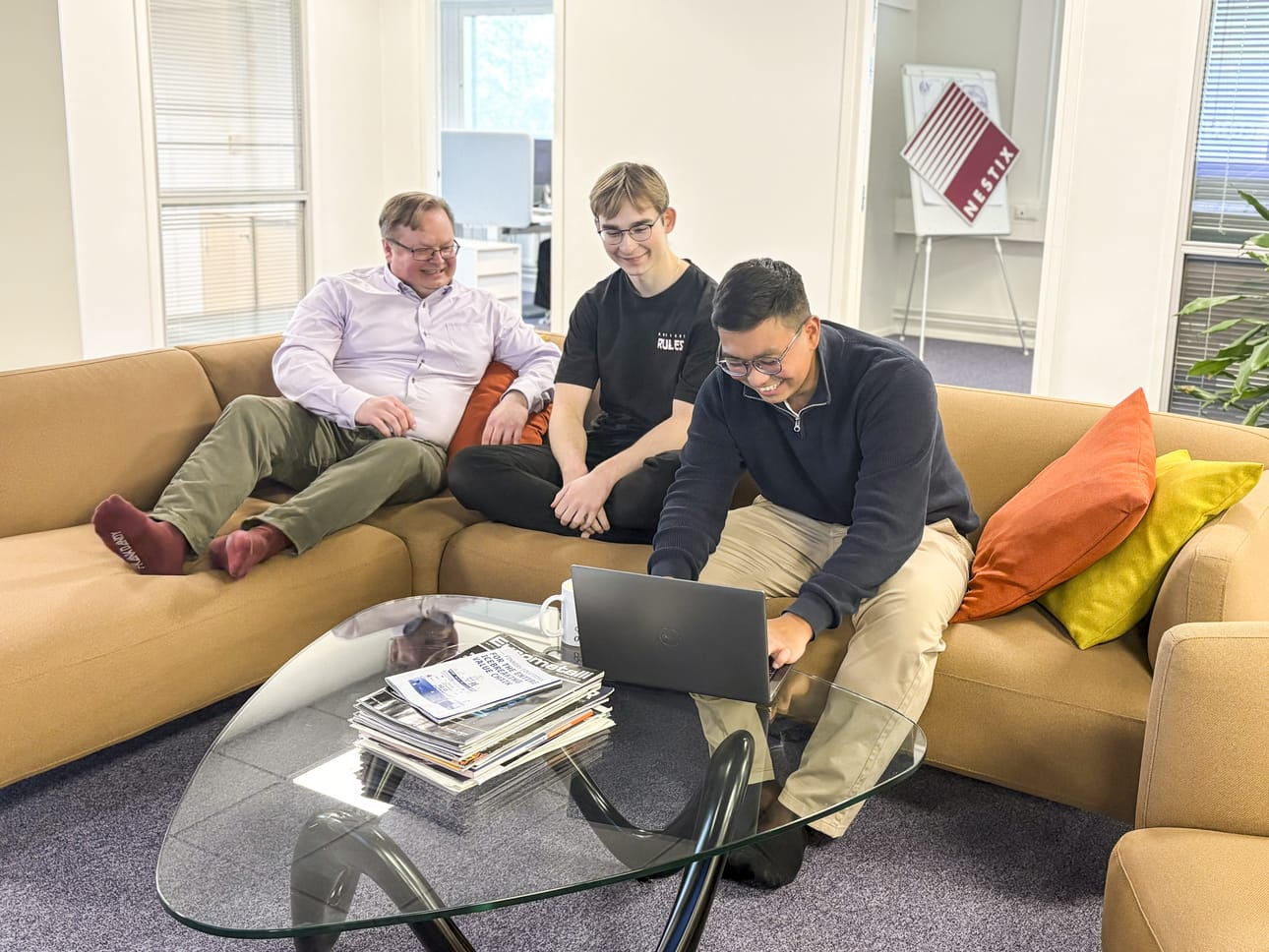 Octaven harjoittelijat Lukasz Lakota ja Pyae Phyo Paing kiittelevät hyvin rakennettua perehdytystä. Kuvassa mukana Senior Technical Manager Marko Ukkola.