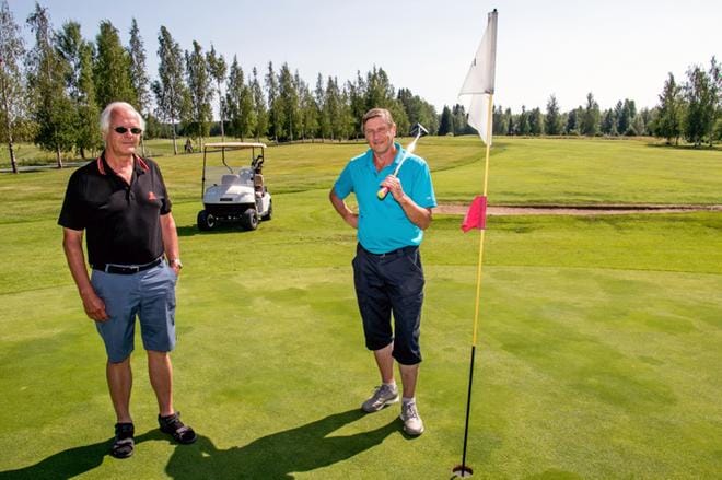 Botnia Golfin toiminnanjohtaja Erkki Lehtola ja Jukka Lehtola ovat veljeksiä ja kumpikin mukana SM-kisojen järjestelyissä. Jukka myös pelaa. Hän on lyönyt kotikentällään kolme hole-in-onea. KUVA: JORMA HAVULA
