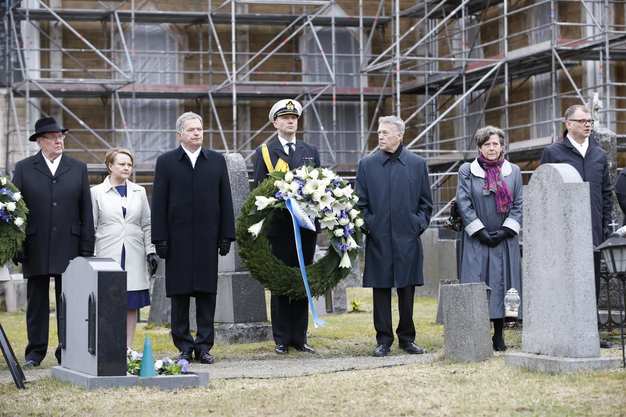 Seppeleenlasku Sovinnonpuheen juhlassa Nivalassa 5.5.2018. Seppeleen vasemmalla puolella presidentti Sauli Niinistö ja oikealla puolella entinen ministeri Matti Ahde. Juhlaan osallistui myös pääministeri Juha Sipilä (oik.).